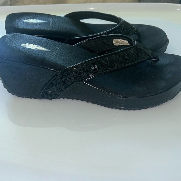 Volatile wedge flip flops in a size 9 black. - Picture 2 of 5